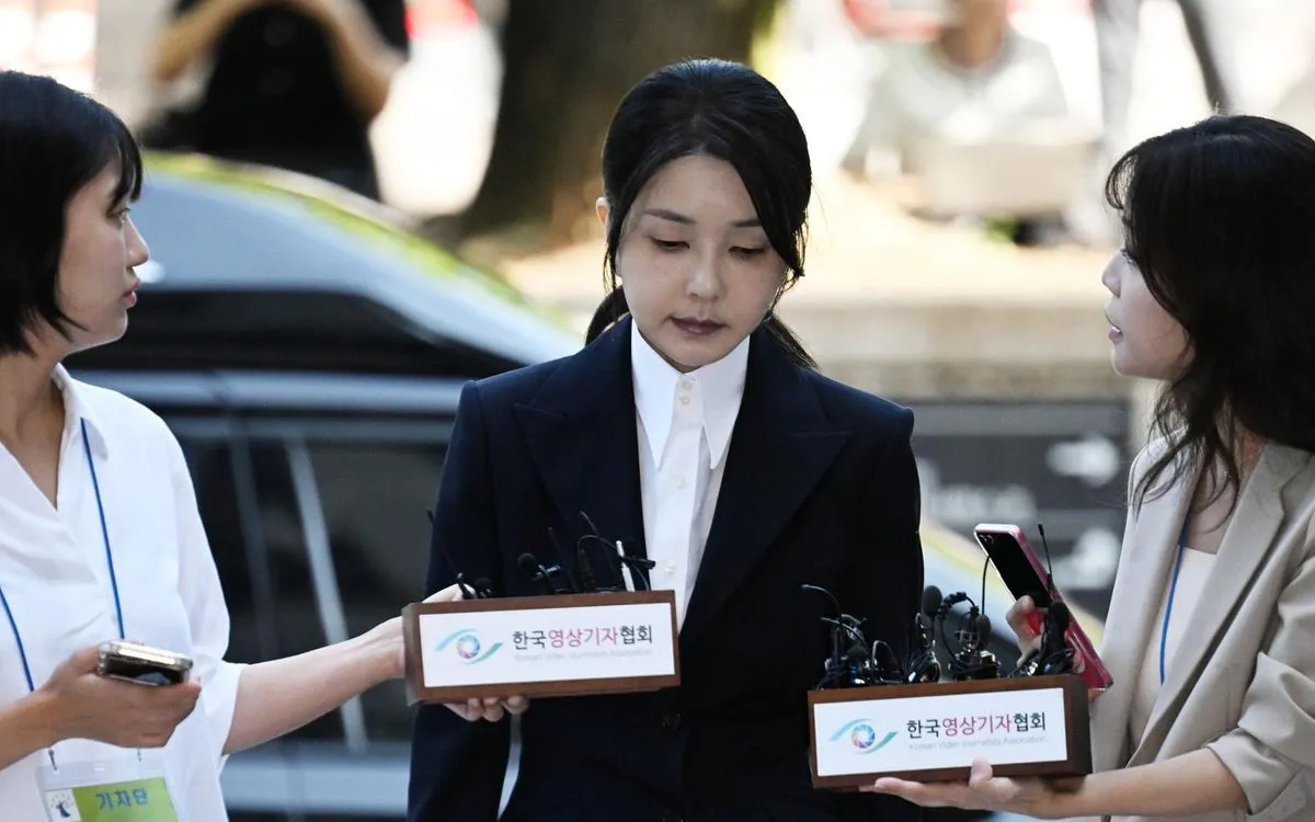 Bà Kim Keon Hee, vợ của cựu Tổng thống Yoon Suk Yeol, đến Tòa án quận trung tâm Seoul ngày 12/8 để tham dự phiên điều trần về lệnh bắt giữ bà (Ảnh: Yonhap)