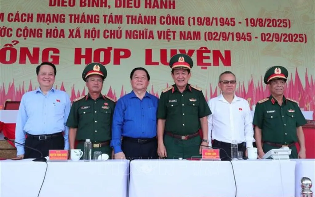 Trưởng Ban Tuyên giáo và Dân vận Trung ương Nguyễn Trọng Nghĩa và các đại biểu kiểm tra buổi hợp luyện của các lực lượng.  Ảnh: TTXVN
