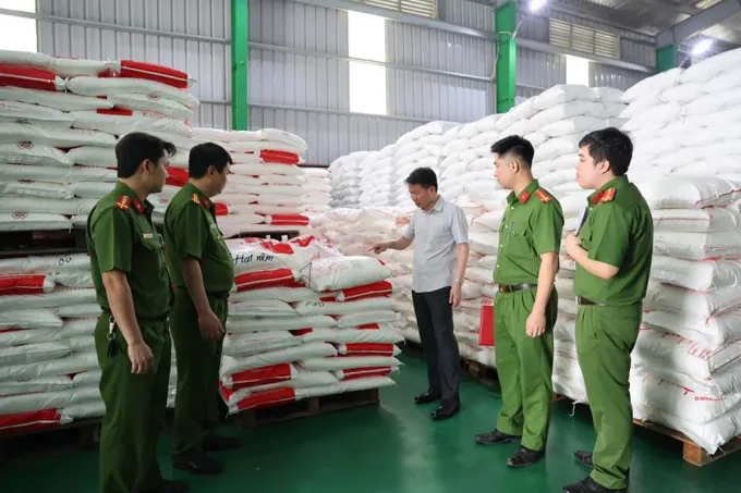 Phú Thọ: Khởi tố nhiều đối tượng liên quan đường dây sản xuất bột ngọt, bột nêm, dầu ăn giả  - Ảnh 3.
