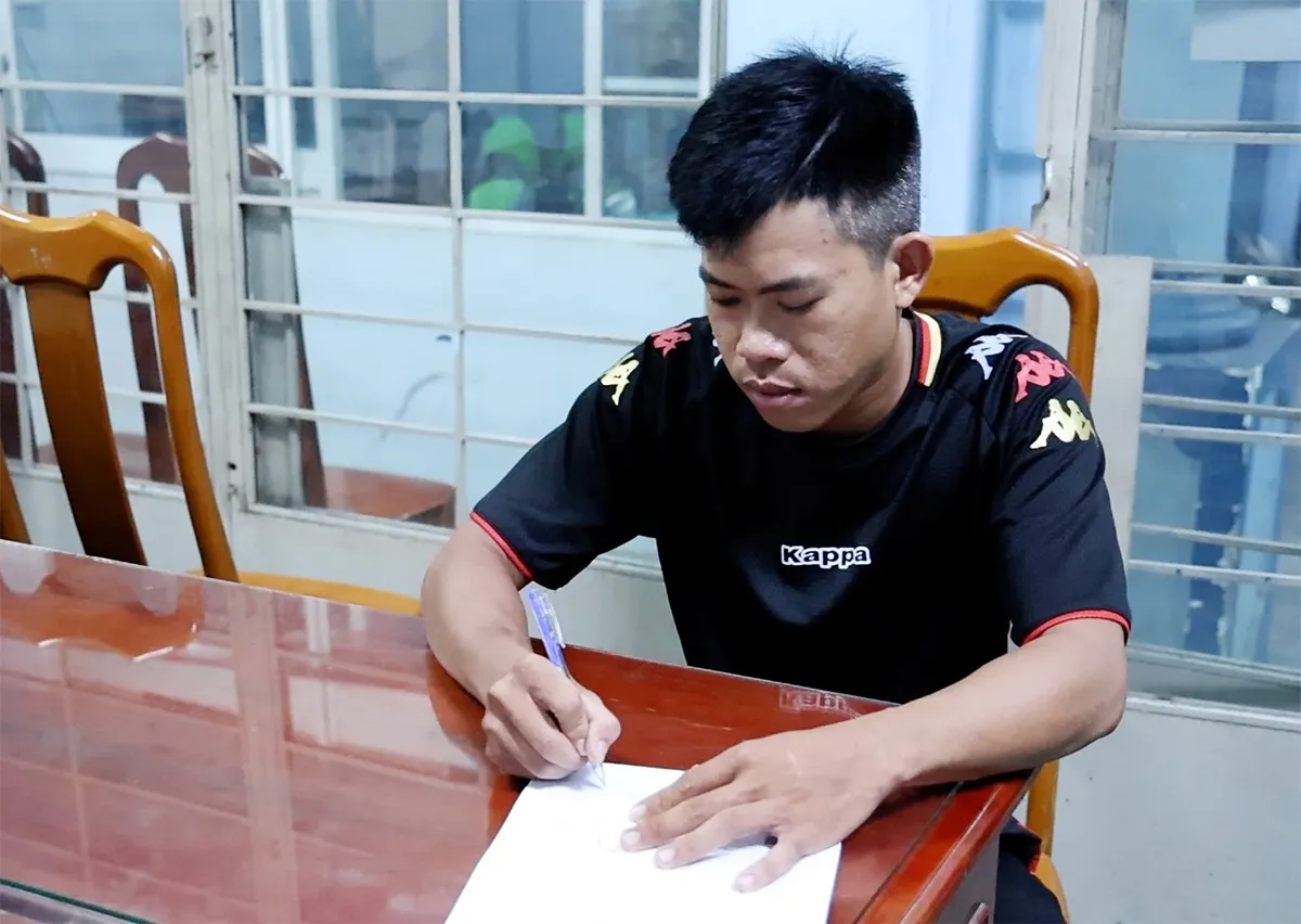 Tạm giữ hình sự thanh niên dùng 'ảnh nóng' khống chế các con nợ tại An Giang  - Ảnh 1.
