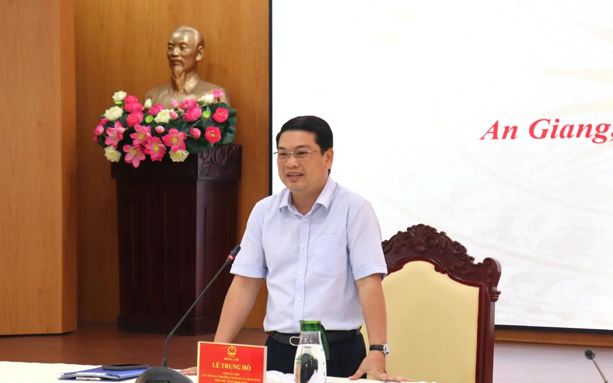 Phó Chủ tịch UBND tỉnh An Giang - Lê Trung Hồ - phát biểu chỉ đạo tại cuộc họp 