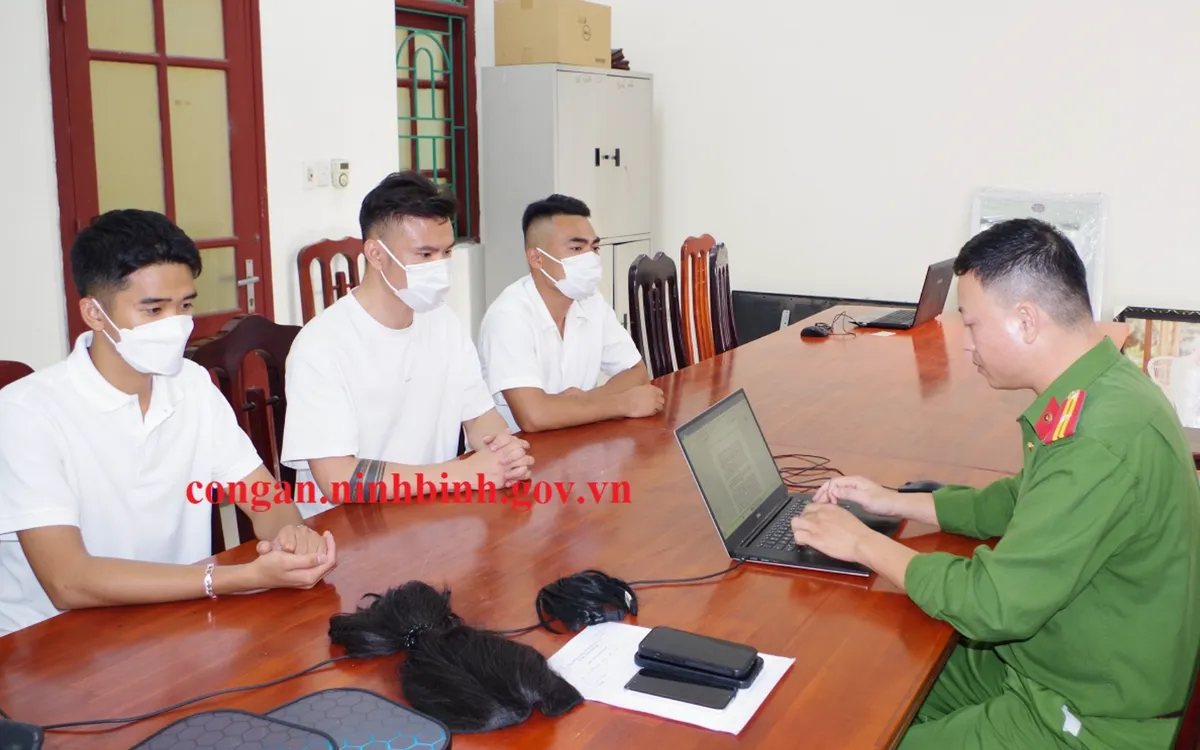 Cơ quan Công an làm việc với 3 nam thanh niên đăng tải thông tin sai sự thật trên mạng xã hội. Ảnh: CA tỉnh Ninh Bình Cơ quan Công an làm việc với 3 nam thanh niên đăng tải thông tin sai sự thật trên mạng xã hội. Ảnh: CA tỉnh Ninh Bình