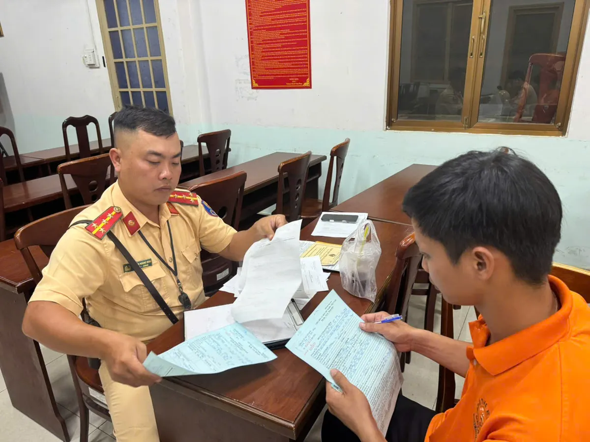 TP Hồ Chí Minh xử phạt đoàn xe Vespa vượt đèn đỏ - Ảnh 1.