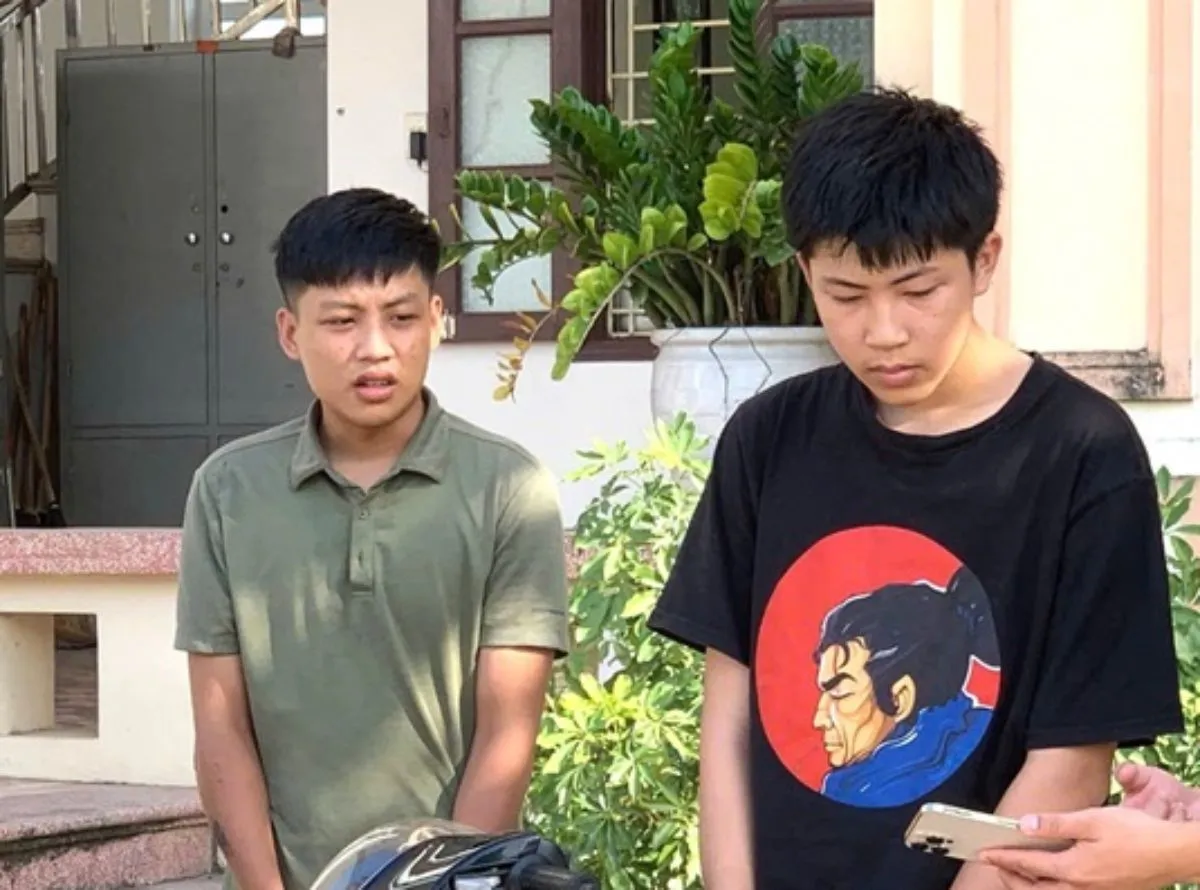 Hai thanh niên vào cửa hàng vờ hỏi mua điện thoại rồi cướp giật - Ảnh 1.