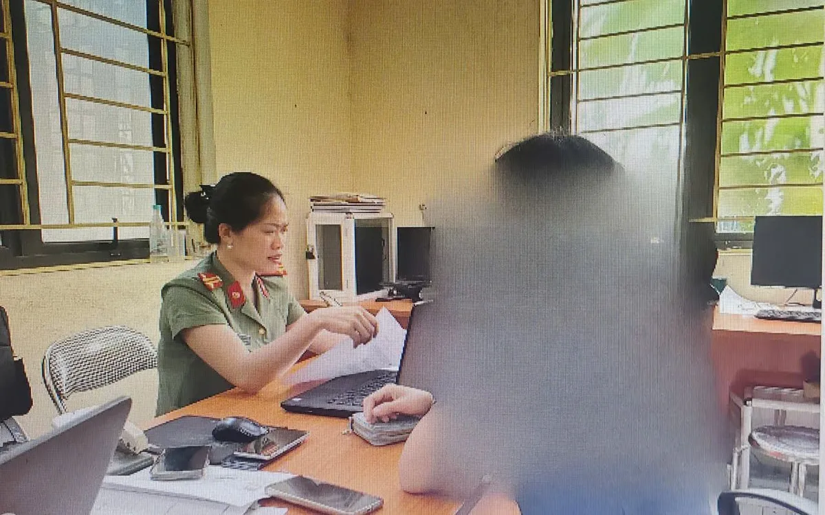 Công an phường Sơn Tây làm việc với người vi phạm. (Ảnh: CA)