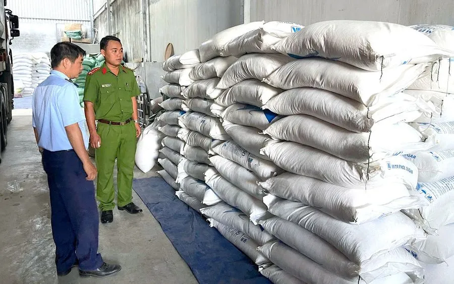 Số bao đường không có hóa đơn, chứng từ bị lực lượng chức năng thu giữ. Ảnh: BGL 
