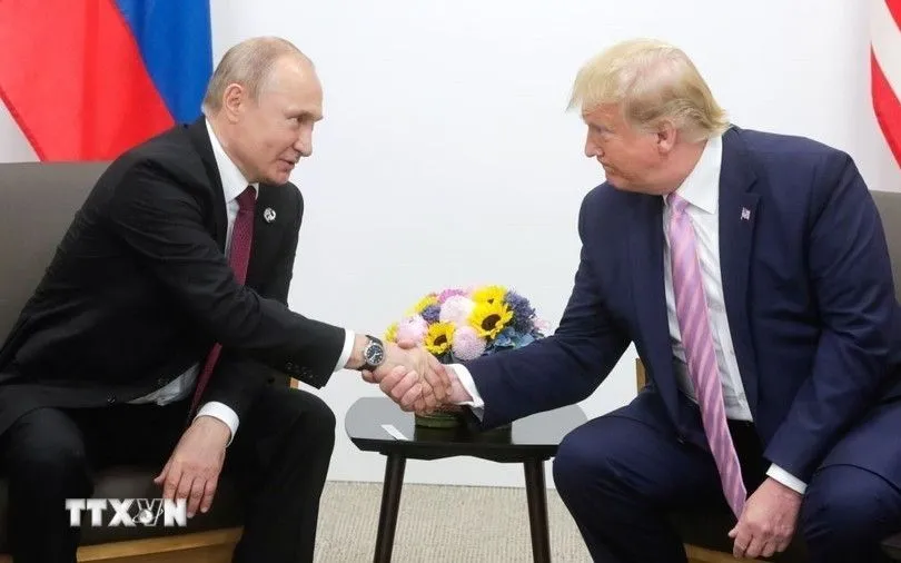 Tổng thống Nga Vladimir Putin (trái) và Tổng thống Mỹ Donald Trump tại cuộc gặp ở Osaka, Nhật Bản ngày 28/6/2019 (Ảnh: Getty Images/TTXVN)