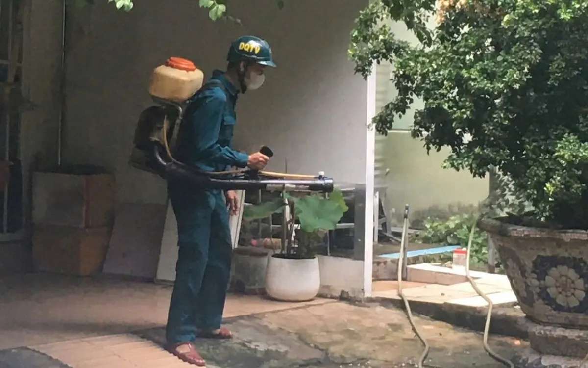 Lực lượng dân quân tự vệ phường Hạnh Thông, TP Hồ Chí Minh phun thuốc diệt muỗi và côn trùng gây bệnh hôm 12/8.