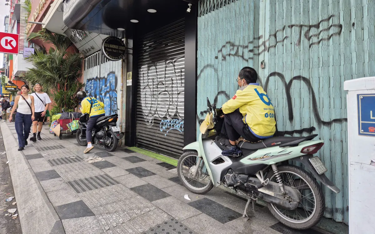 Tài xế xe công nghệ dừng nghỉ trên đường thuộc phường Sài Gòn.