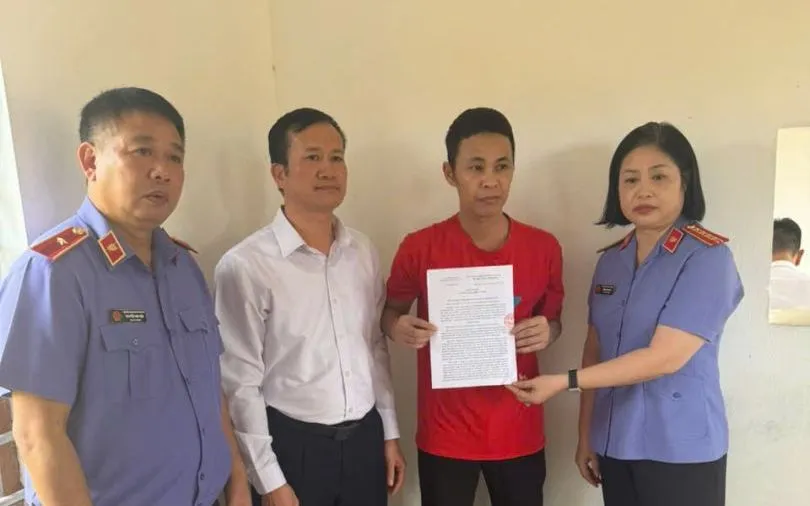 Chánh án TAND tỉnh Hưng Yên cùng đại diện VKSND tỉnh trao quyết định thay đổi biện pháp ngăn chặn đối với bị cáo Thái Khắc Thành. Ảnh: Tạp chí TAND