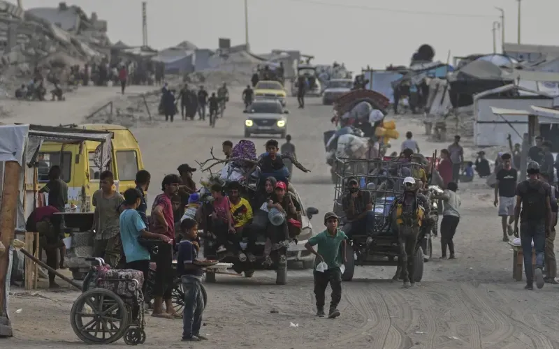 Người Palestine đi qua khu trại tạm dọc bãi biển ở thành phố Gaza, ngày 10/8/2025 (Ảnh: AP/Jeah Alshrafi)