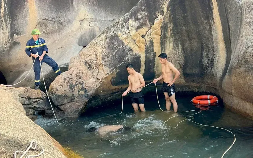 Lực lượng cứu nạn Công an tỉnh Khánh Hòa lặn tìm nạn nhân. (Ảnh: PLO)