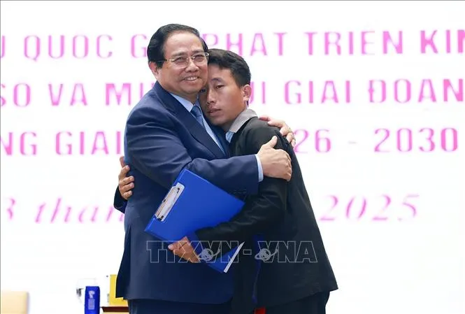 Thủ tướng Phạm Minh Ch&iacute;nh động vi&ecirc;n Trưởng bản M&ugrave;a A Thi cứu 90 người tho&aacute;t khỏi lũ qu&eacute;t, sạt lở- Ảnh 2.