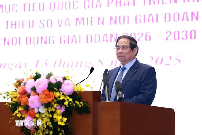 Thủ tướng Phạm Minh Ch&iacute;nh động vi&ecirc;n Trưởng bản M&ugrave;a A Thi cứu 90 người tho&aacute;t khỏi lũ qu&eacute;t, sạt lở- Ảnh 1.