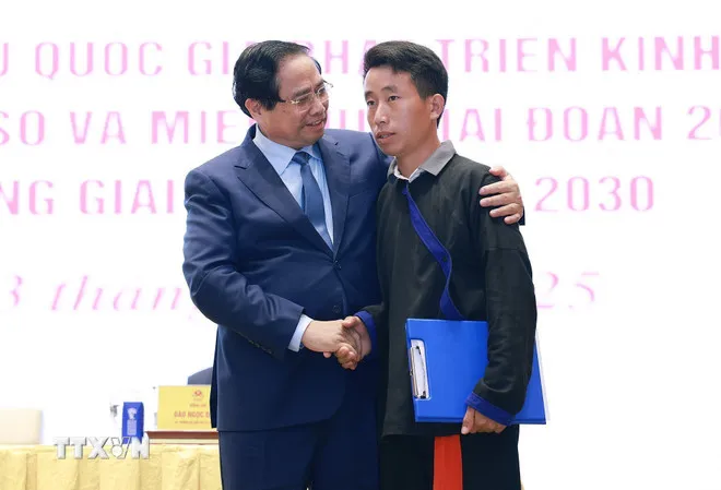 Thủ tướng Phạm Minh Ch&iacute;nh động vi&ecirc;n Trưởng bản M&ugrave;a A Thi cứu 90 người tho&aacute;t khỏi lũ qu&eacute;t, sạt lở- Ảnh 3.