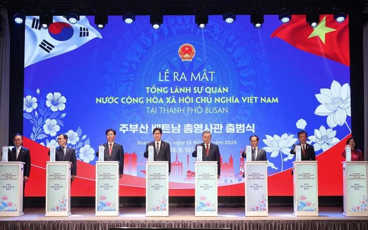 Tổng Bí thư Tô Lâm và các đại biểu thực hiện nghi thức ra mắt Tổng Lãnh sự quán Việt Nam tại thành phố Busan. (Ảnh: TTXVN)