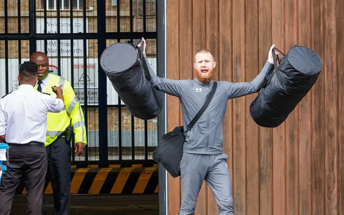 Niềm vui của một người đàn ông khi được phóng thích từ nhà tù HMP Wandsworth ở Anh (Ảnh: Daily Mail)