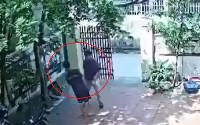 Hình ảnh ghi lại cảnh thầy giáo có hành động tát tới tấp vào mặt học sinh. Ảnh cắt từ clip