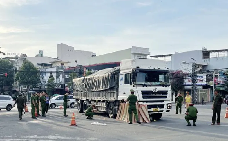 Xe tải va chạm xe máy ở Quảng Ngãi làm 1 phụ nữ tử vong - Ảnh 1.