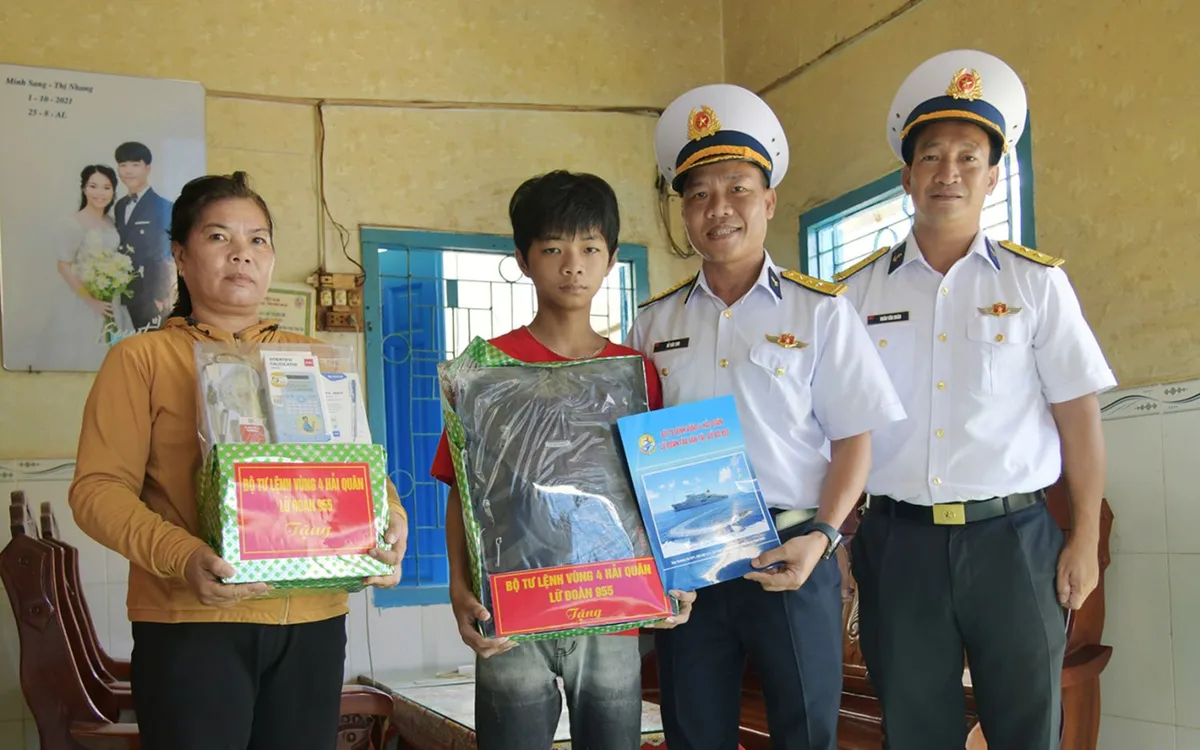 Cán bộ, chỉ huy Lữ đoàn 955 thường xuyên thăm hỏi, động viên cháu Hồ Dẫn và gia đình giúp các cháu ổn định cuộc sống, phấn đấu học tập vươn lên