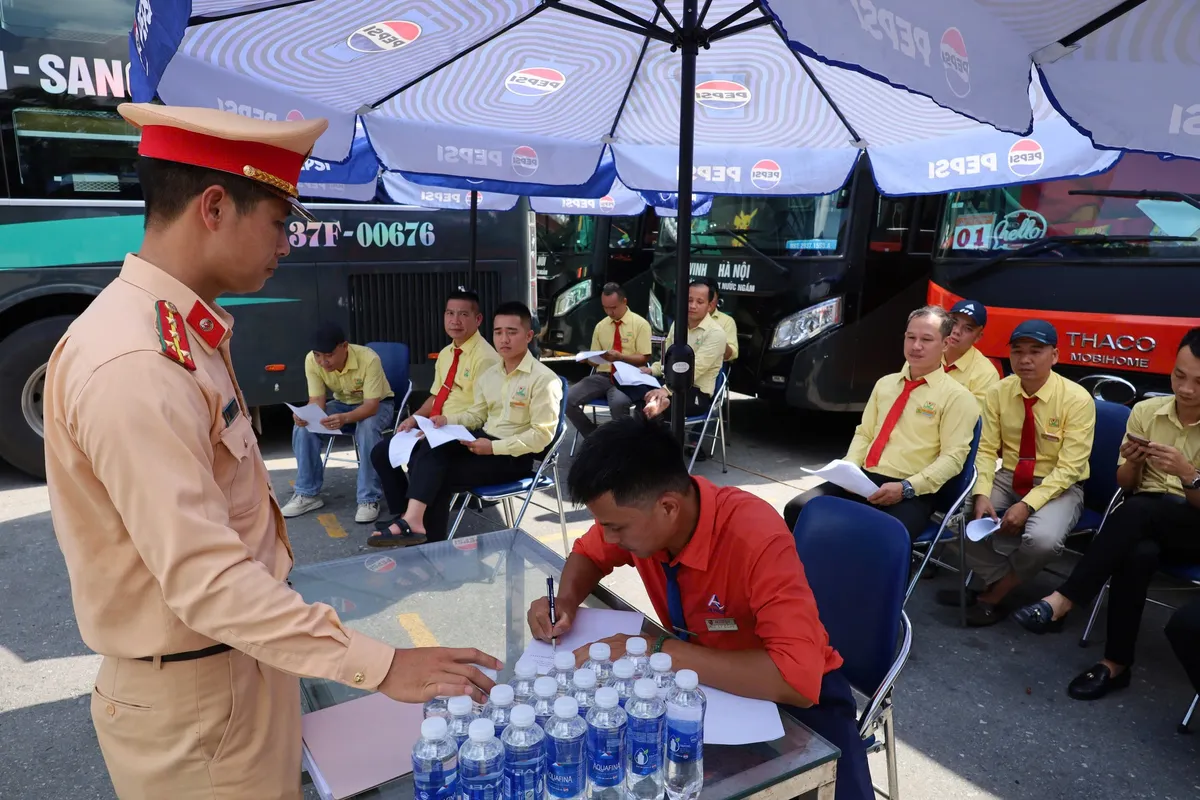 Hà Nội: Tăng cường phổ biến pháp luật đối với đội ngũ lái xe vận tải hành khách - Ảnh 4.