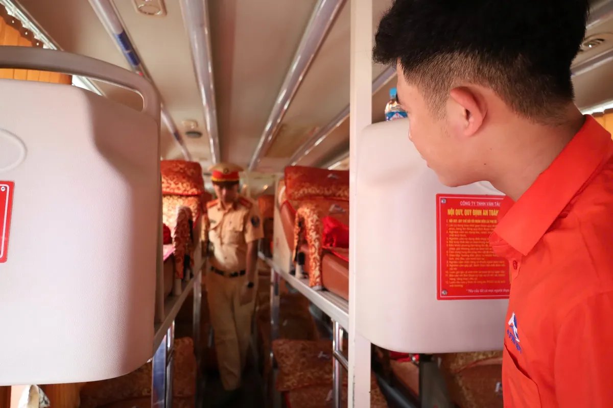 Hà Nội: Tăng cường phổ biến pháp luật đối với đội ngũ lái xe vận tải hành khách - Ảnh 3.