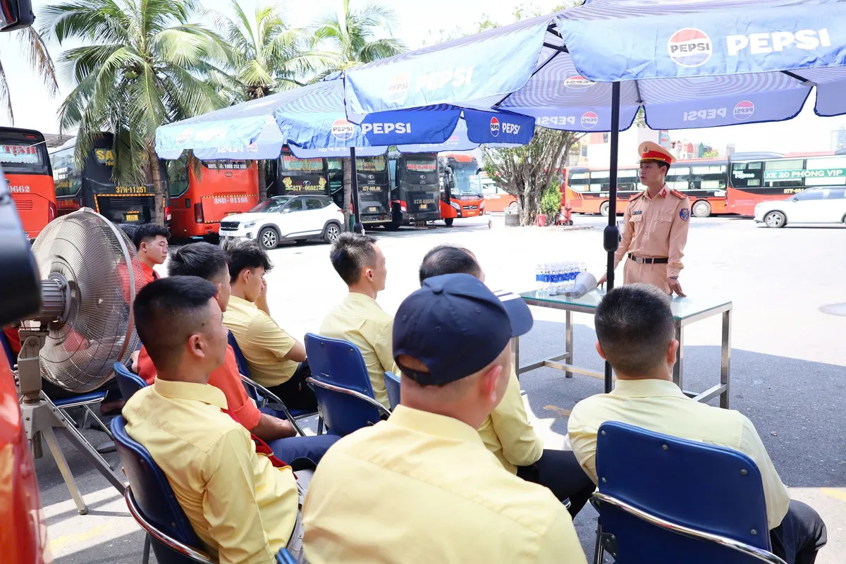 Hà Nội: Tăng cường phổ biến pháp luật đối với đội ngũ lái xe vận tải hành khách - Ảnh 1.