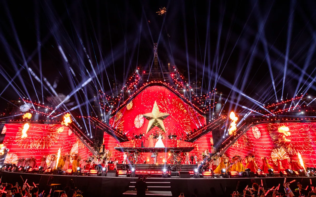 V Concert: Rạng rỡ Việt Nam do Đài Truyền hình Việt Nam tổ chức đã mở màn chuỗi chương trình nghệ thuật quy mô trong khuôn khổ Triển lãm Thành tựu đất nước.