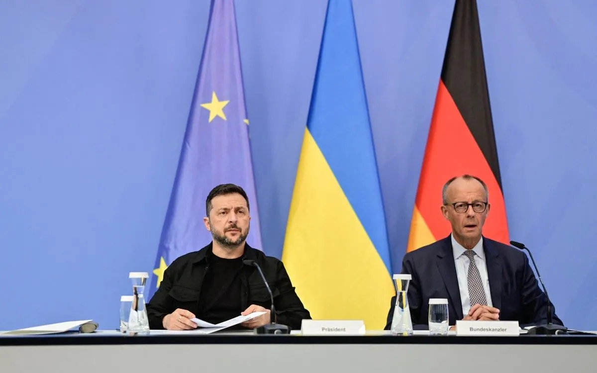 Tổng thống Ukraine Volodymyr Zelensky (trái) và Thủ tướng Đức Friedrich Merz chuẩn bị cho cuộc hội đàm trực tuyến giữa các nhà lãnh đạo châu Âu với Tổng thống Mỹ Trump, tại Berlin, Đức, ngày 13/8/2025 (Ảnh: AFP)