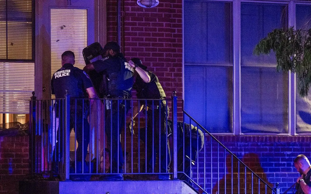 Cảnh sát Washington DC, cùng với các đặc vụ FBI, đang đưa một người đàn ông bị cáo buộc phê ma túy về trụ sở, ngày 13/8/2025 tại Washington DC (Ảnh: AFP)