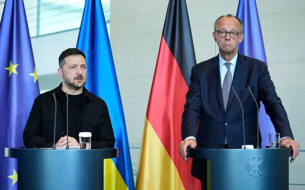 Thủ tướng Đức Friedrich Merz (phải) và Tổng thống Ukraine Volodymyr Zelensky dự họp báo chung sau các cuộc hội đàm với lãnh đạo châu Âu và Mỹ tại Berlin, Đức, ngày 13/8/2025. (Ảnh: AP)