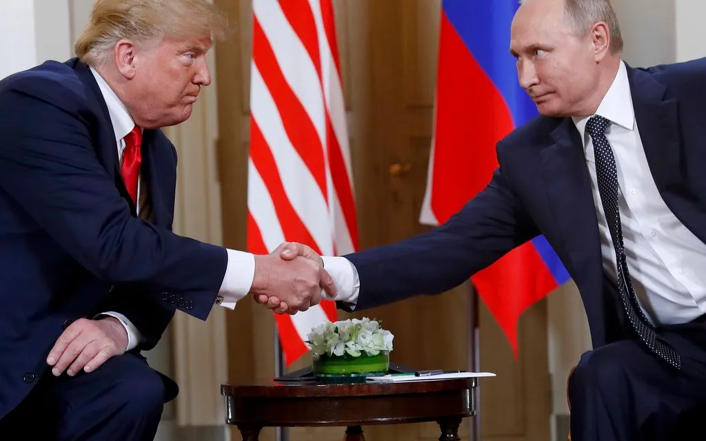 Tổng thống Mỹ Donald Trump (trái) và Tổng thống Nga Vladimir Putin bắt tay tại cuộc gặp ở Cung điện Tổng thống, Helsinki (Phần Lan), ngày 16/7/2018. (Ảnh: AP)