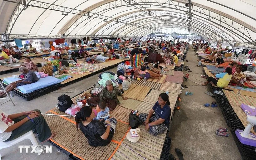 Người dân sơ tán tránh xung đột biên giới tại Buriram, Thái Lan ngày 28/7/2025 (Ảnh: THX/TTXVN)