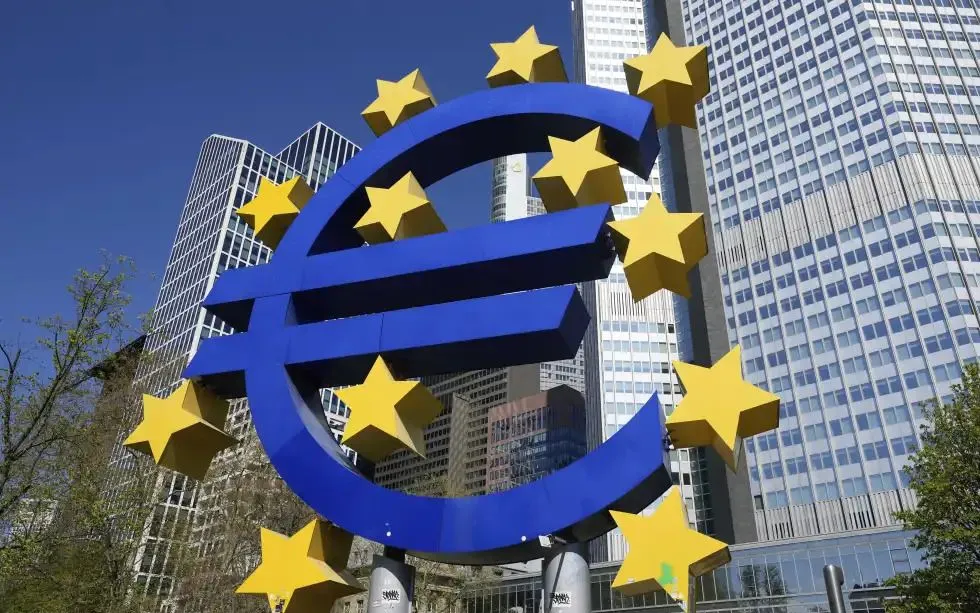 Sản lượng công nghiệp của khu vực đồng tiền chung châu Âu (Eurozone) trong tháng 6 giảm mạnh - Ảnh: AP