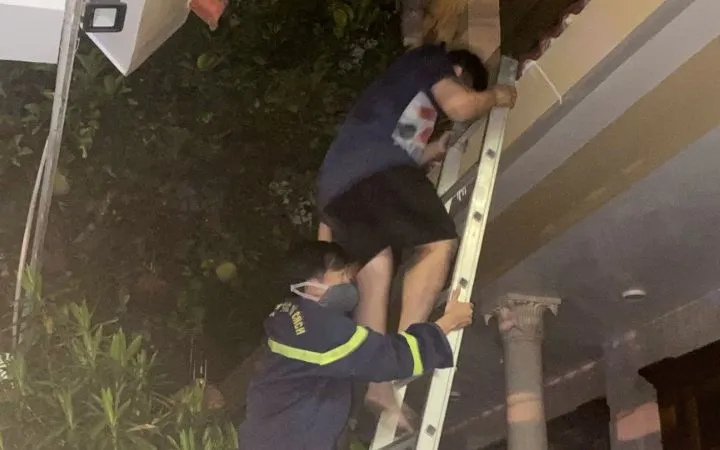 Lực lượng chữa cháy và cứu nạn cứu hộ sử dụng thang máy trực tiếp hướng dẫn người dân bình tĩnh thoát khỏi vụ cháy. Ảnh: Công an Đà Nẵng