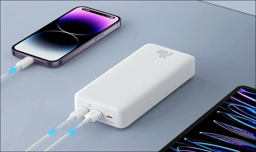 Hàng loạt hãng bay châu Á và Trung Đông siết quy định, cấm pin sạc dự phòng từ tháng 10 - Ảnh 1.