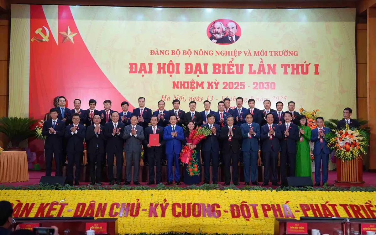 Phó Thủ tướng Chính phủ Trần Hồng Hà tặng hoa và chúc mừng Ban Chấp hành Đảng bộ Bộ Nông nghiệp và Môi trường lần thứ I nhiệm kỳ 2025 - 2030.