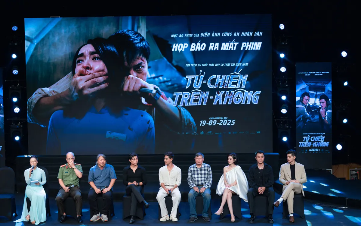 Ê-kip phim "Tử chiến trên không" giao lưu cùng khách mời, (ảnh: ĐPCC)