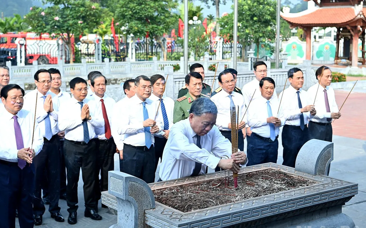 Tổng Bí thư Tô Lâm và Đoàn công tác Trung ương dâng hương tưởng niệm Chủ tịch Hồ Chí Minh và các vị tiền bối cách mạng. Ảnh: Báo Nhân Dân