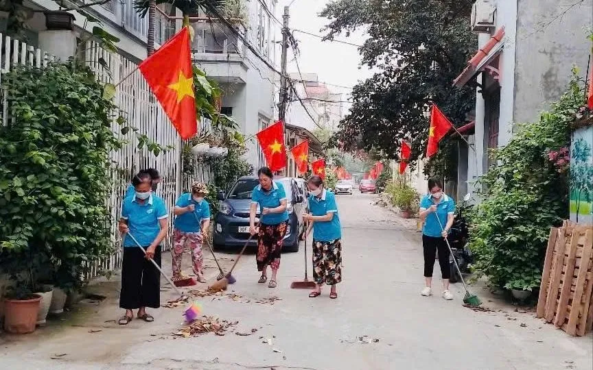Tổ chức các đợt ra quân tổng vệ sinh, thu gom rác thải chào mừng Lễ kỷ niệm 80 năm Quốc khánh 2/9. Ảnh: VGP 