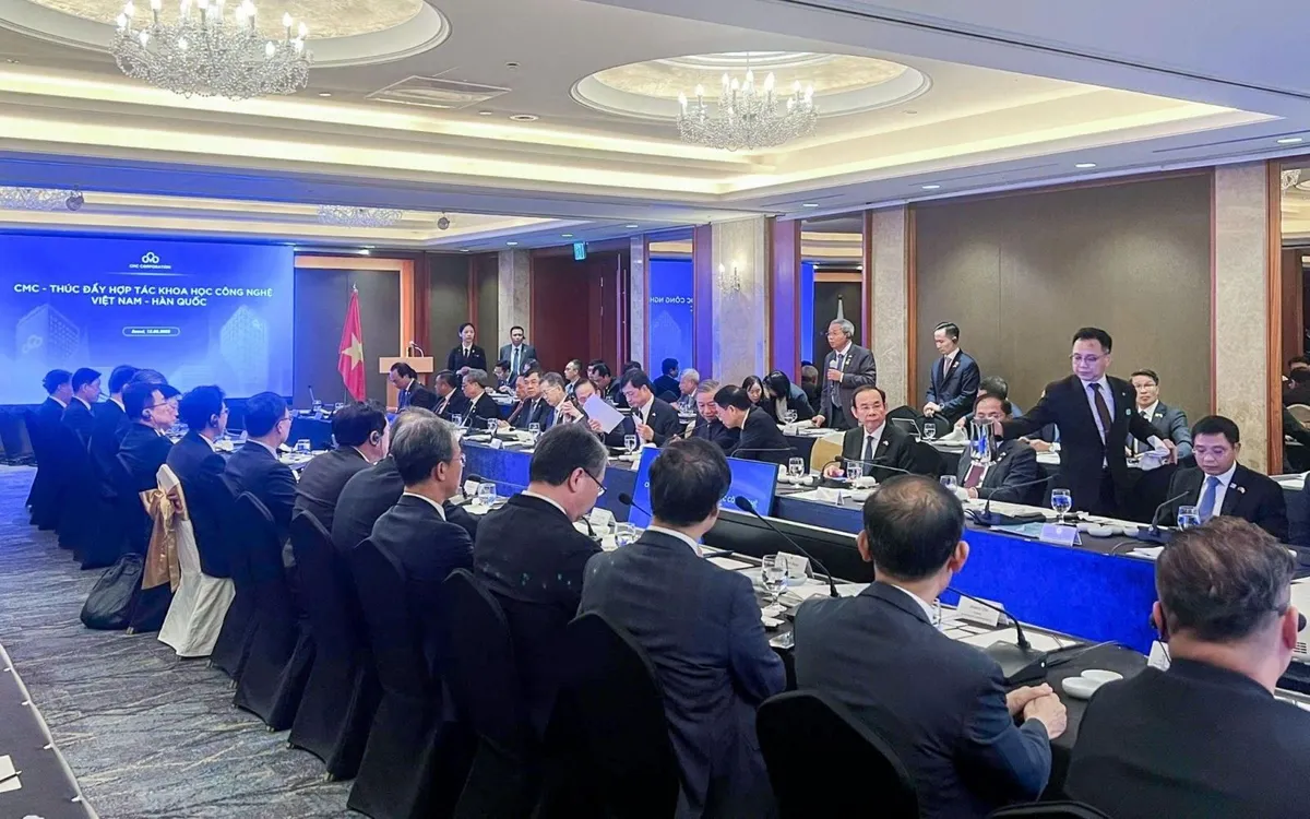 Ông Nguyễn Trung Chính, Chủ tịch HĐQT/Chủ tịch Điều hành Tập đoàn Công nghệ CMC phát biểu tại tọa đàm.