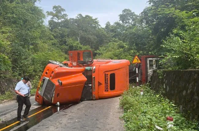 Lâm Đồng: Xe đầu kéo chở sầu riêng lật giữa đèo, giao thông ùn ứ- Ảnh 1. Lâm Đồng: Xe đầu kéo chở sầu riêng lật giữa đèo, giao thông ùn ứ- Ảnh 1.