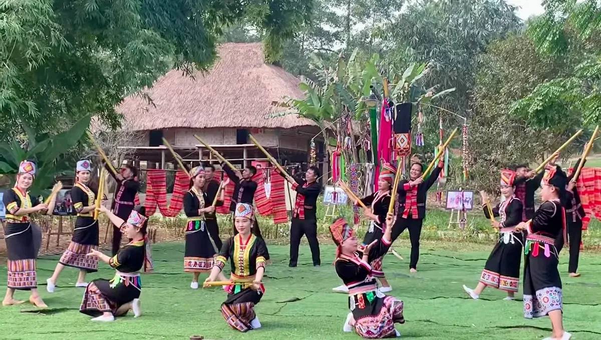 “Vui Tết độc lập” rộn ràng tại Làng Văn hóa - Du lịch các dân tộc Việt Nam  - Ảnh 1.