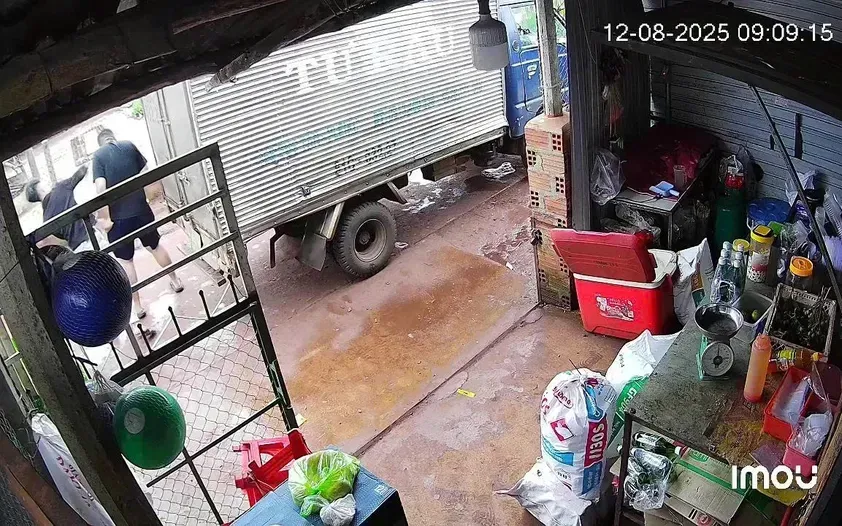 Anh D.P.L. bị hai thanh niên﻿ vây đánh khi đang đi giao đá lạnh tinh khiết. Ảnh cắt từ clip