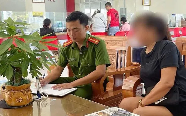 Công an xã Nông Sơn kịp thời ngăn chặn vụ lừa đảo khi nạn nhân đang chuyển tiền tại ngân hàng (Nguồn: NLĐ)