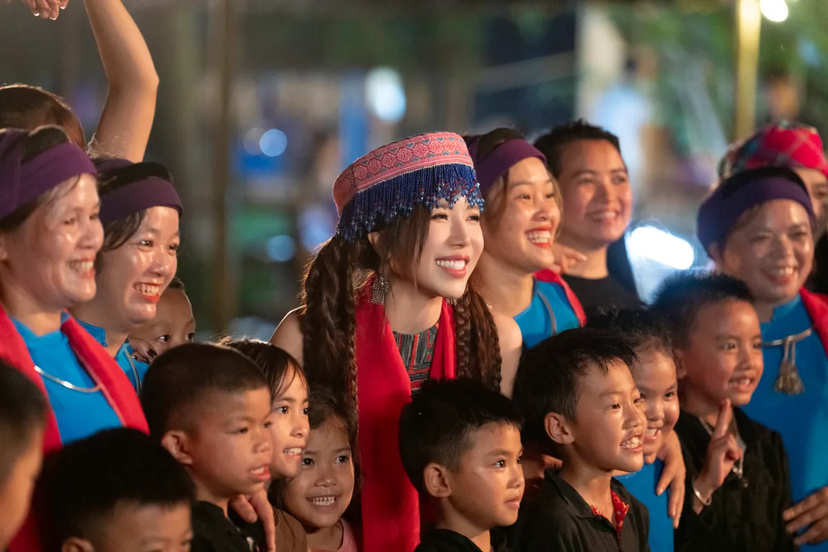 Trang Ph&aacute;p ch&iacute;nh thức ra mắt ca kh&uacute;c g&acirc;y x&uacute;c động tại V Fest "M&atilde;i l&agrave; người Việt Nam"- Ảnh 2.