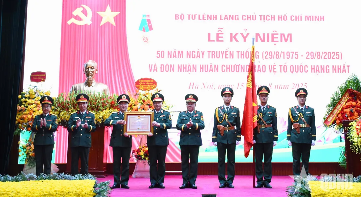 Bộ Tư lệnh Lăng Chủ tịch Hồ Chí Minh đón nhận Huân chương Bảo vệ Tổ quốc hạng Nhất - Ảnh 1.