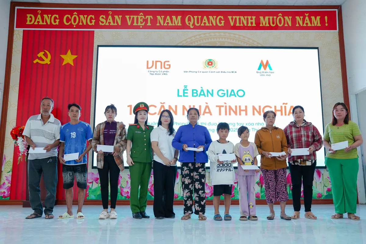 Trao 10 mái ấm nghĩa tình cho hộ nghèo An Giang - Ảnh 1.
