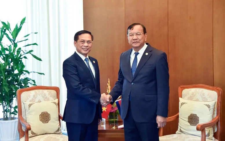 Phó Thủ tướng, Bộ trưởng Ngoại giao Bùi Thanh Sơn và Phó Thủ tướng, Bộ trưởng Ngoại giao và Hợp tác quốc tế Campuchia Prak Sokhonn.
