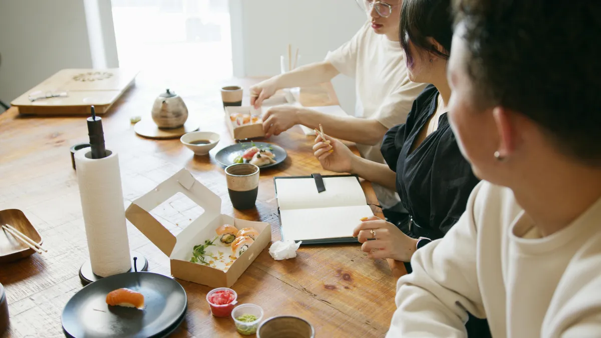Nguyên tắc ăn trưa tốt cho dân văn phòng- Ảnh 1.
